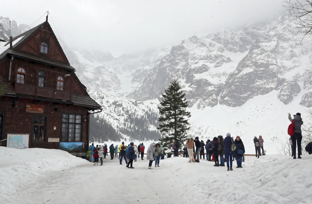 Trudne warunki turystyczne panują w Tatrach. Pracownicy Tatrzańskiego Parku Narodowego (TPN) odradzają wyjść na szlaki powyżej górskich schronisk. Najwięcej turystów wędruje do Morskiego Oka. Parkingi przed tym popularnym szlakiem są zapełnione już w godzinach porannych – powiedział PAP Jan Krzeptowski – Sabała z TPN.
