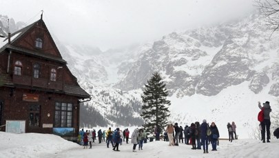 Trudne warunki turystyczne w Tatrach. Oblężone Morskie Oko