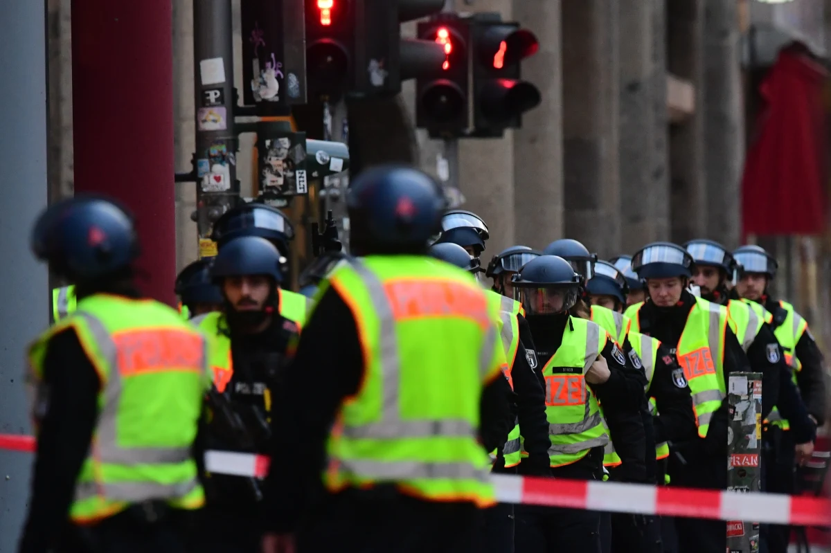 Berlińska policja nie znalazła dowodów użycia broni palnej w kawiarni Starbucks przy popularnym wśród turystów dawnym przejściu granicznym Checkpoint Charlie. Nie potwierdziły się też wcześniejsze doniesienia o napadzie rabunkowym.