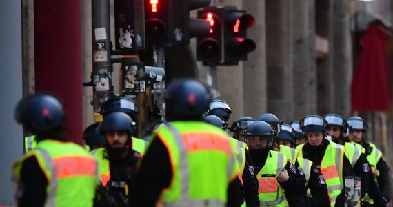 Berlińska policja nie znalazła dowodów użycia broni palnej w kawiarni Starbucks przy popularnym wśród turystów dawnym przejściu granicznym Checkpoint Charlie. Nie potwierdziły się też wcześniejsze doniesienia o napadzie rabunkowym.