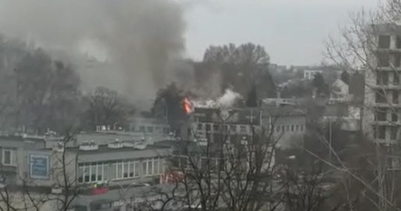 Czterdziestu strażaków dogasza pożar hali na terenie giełdy kwiatowej przy Bakalarskiej w Warszawie. Ze wstępnych informacji wynika, że nikt nie ucierpiał. 