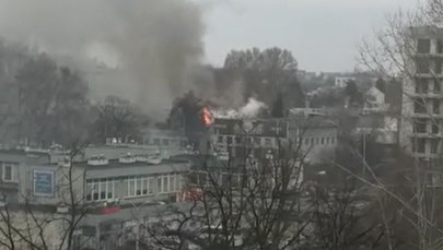 Pożar hali magazynowej w Warszawie. Strzelające fajerwerki utrudniały akcję strażaków