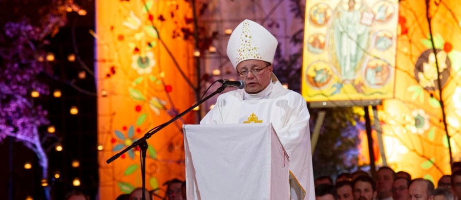 "Im bliżej jesteśmy Jezusa, tym bliżsi jesteśmy sobie nawzajem" - mówił we Wrocławiu do uczestników organizowanego przez wspólnotę Taizé 42. Europejskiego Spotkania Młodych metropolita łódzki abp. Grzegorz Ryś. "Jedność niszczy każdy, kto jest antychrystusowy. Jedność niszczy każdy, kto mówi do mnie, za mną. Za Jezusem – on jest Zbawicielem, wtedy jesteśmy razem" – tłumaczył hierarcha. Jak podkreślił, "bez spotkania, bez więzi człowiek nie istnieje".