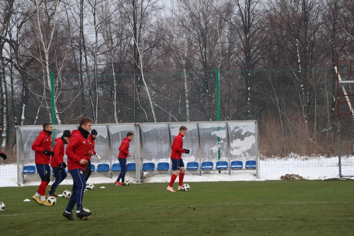 Jakub Błaszczykowski, Tomasz Jażdżyński i Jarosław Królewski będą przez najbliższe 12 miesięcy nadal zarządzać Wisłą Kraków SA, posiadającą drużynę w ekstraklasie. Władze Towarzystwa Sportowego Wisła, formalnego właściciela piłkarskiej spółki, wyraziły zgodę i podpisano stosowną umowę.