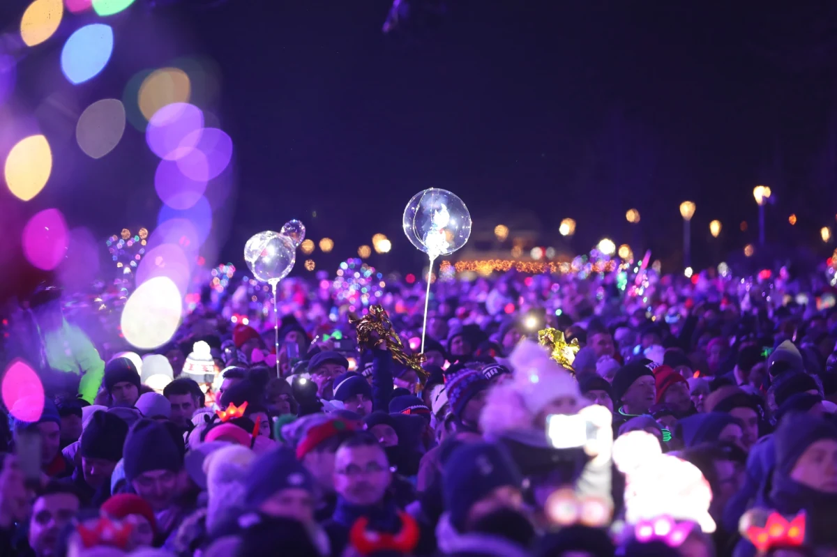 Życzenia, toasty i eksplozja radości! Punktualnie o północy Polacy powitali Nowy Rok 2020. 