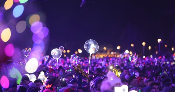 Życzenia, toasty i eksplozja radości! Punktualnie o północy Polacy powitali Nowy Rok 2020. 