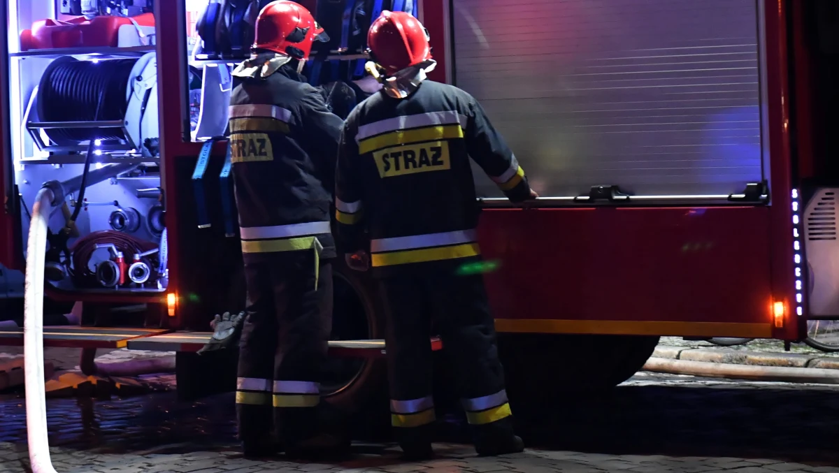 Nocny pożar kamienicy w Bytomiu. Na miejscu było 15 wozów strażackich. Akcja zakończyła się nad ranem.