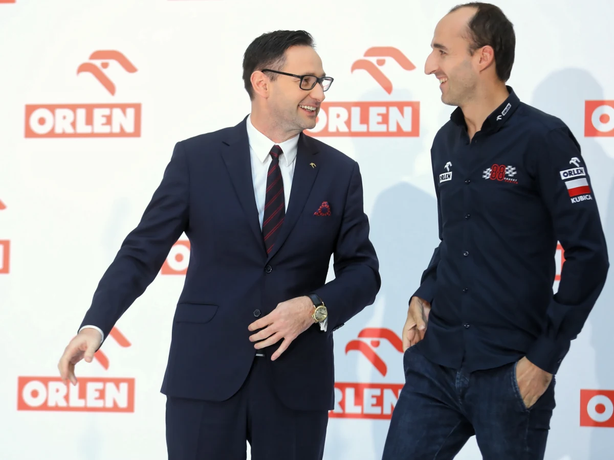 „Od samego początku powtarzaliśmy, że Formuła 1 to nie jest inwestycja krótkoterminowa, to inwestycja długoterminowa. Ciąg dalszy tej inwestycji jest realizowany i oczywiście ta inwestycja również jest z Robertem Kubicą, więc sądzę, że fani powinni być zadowoleni” – mówi w rozmowie z RMF FM prezes Orlenu Daniel Obajtek. Koncern ogłosił, że został sponsorem tytularnym teamu Formuły 1 Alfa Romeo Racing, a Robert Kubica będzie tam kierowcą testowym.
