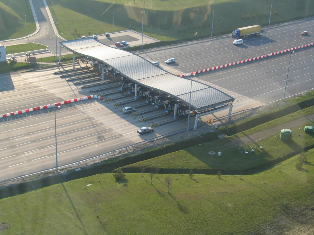 Noworoczna niespodzianka dla kierowców podróżujących płatną autostradą A4 Katowice-Kraków. Od dziś obowiązuje tam nowy cennik przejazdów. Część kierowców może zapłacić mniej. Cena za przejazd samochodem osobowym została obniżona o 30 procent.