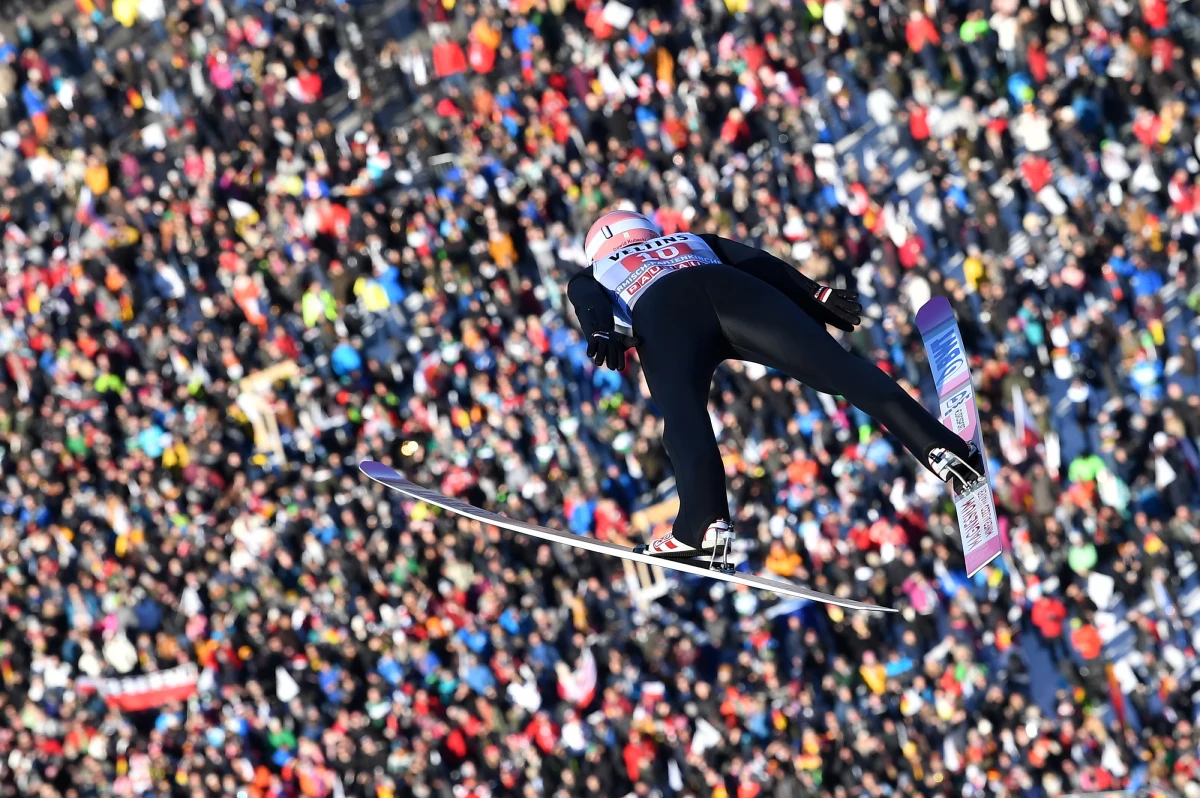 Dawid Kubacki zajął trzecie miejsce w drugim konkursie Turnieju Czterech Skoczni w niemieckim Garmisch-Partenkirchen. Wygrał Norweg Marius Lindvik przed Niemcem Karlem Geigerem.