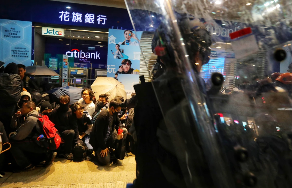 Hongkońska policja użyła w środę gazu łzawiącego i armatek wodnych, by rozproszyć tłum demonstrantów, wśród których były rodziny z dziećmi. Zatrzymano blisko 400 osób. Według organizatorów w antyrządowym marszu wzięło udział milion osób; policja podała, że było to 60 tys. ludzi.