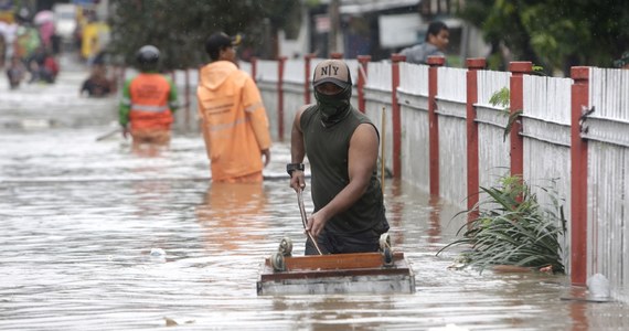 Do 21 wzrosła liczba ofiar śmiertelnych powodzi w stolicy Indonezji, Dżakarcie - poinformowały w czwartek władze. Z miasta ewakuowano ponad 31 tysięcy ludzi, w wielu dzielnicach odcięto dopływ prądu, sparaliżowana jest komunikacja.