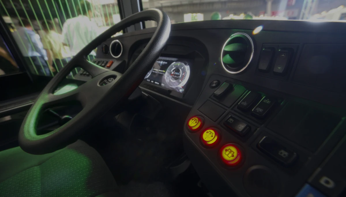 Autobus komunikacji miejskiej w Kielcach uderzył rano w latarnię. Kierowca pojazdu, który najprawdopodobniej zasłabł za kierownicą, zmarł w szpitalu.