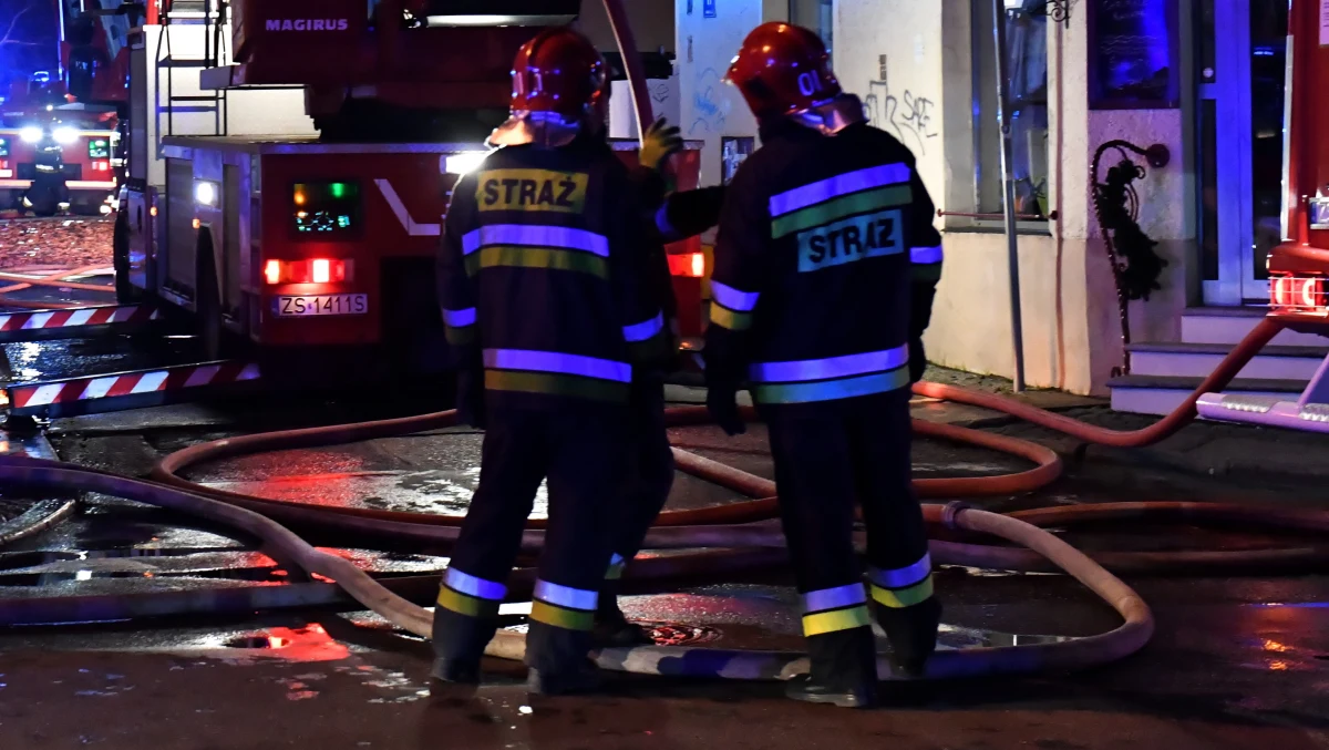 Jedna osoba zginęła, druga trafiła do szpitala w wyniku nocnego pożaru pustostanu w Śremie (Wielkopolskie). Ofiara śmiertelna to najprawdopodobniej bezdomny, który chciał się ogrzać w opuszczonym budynku.