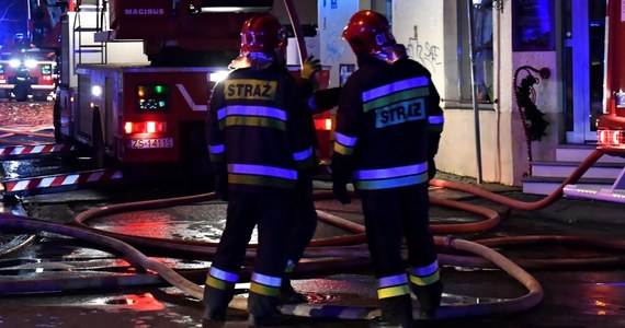 Jedna osoba zginęła, druga trafiła do szpitala w wyniku nocnego pożaru pustostanu w Śremie (Wielkopolskie). Ofiara śmiertelna to najprawdopodobniej bezdomny, który chciał się ogrzać w opuszczonym budynku.