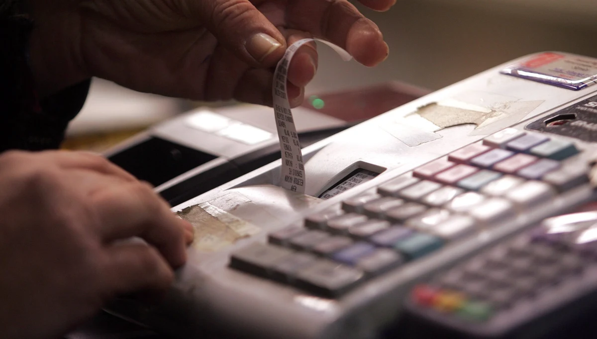 Niedziałające kasy w sklepach, wstrzymana sprzedaż w wielu kinach i restauracjach. Nowy rok dla wielu sprzedawców rozpoczął się awarią kas fiskalnych. Dotyczy ona drukarek Delio do kas fiskalnych dużego polskiego producenta firmy Novitus. Nie da się wystawić paragonów z właściwą datą.