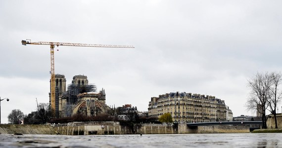 Pierwsze zwycięstwo zwolenników wiernej - z historycznego punktu widzenia - odbudowy paryskiej katedry Notre-Dame. Nowy dach świątyni podtrzymywać będą znowu dębowe belki, a nie stalowo-betonowa konstrukcja - donoszą francuskie media.