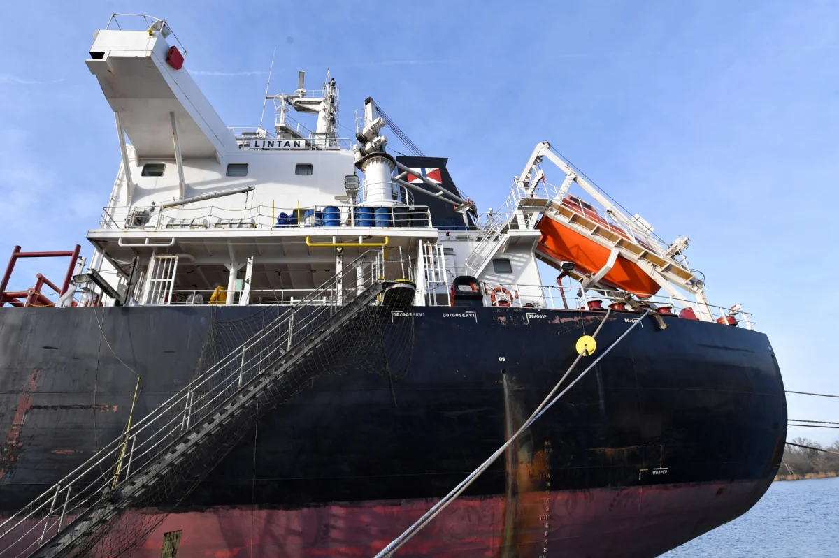 Do piątku powinien zakończyć się rozładunek statku z koncentratem cynku, który od dwóch tygodni blokuje nabrzeże w szczecińskim porcie. Podczas transportu ładunek zamókł, w efekcie zaczął wydzielać się wodór i pojawiła się groźba eksplozji.