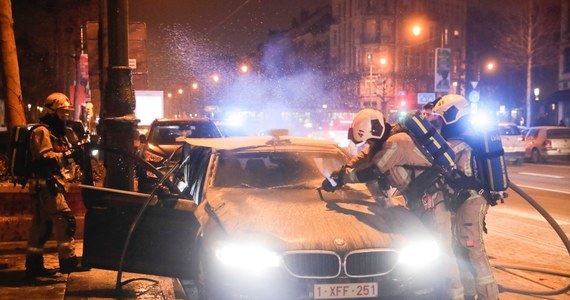 Specjalna grupa, utworzona przez policję w Brukseli, ma zidentyfikować sprawców podpaleń i aktów wandalizmu. Doszło do nich w stolicy Belgii w sylwestrową noc. Płonęły samochody. W internecie pojawił się film, na którym widać, jak chuligani wpychają skuter do ogniska, rozpalonego na środku jezdni.