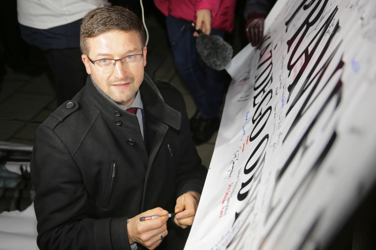 Sędzia, któremu minister sprawiedliwości skrócił delegację w związku z nakazaniem Kancelarii Sejmu przedstawienia list poparcia członków nowej KRS, zaskarżył pismo resortu w tej sprawie. Paweł Juszczyszyn domaga się stwierdzenia bezskuteczności odwołania ze względu na naruszenie jego niezawisłości sędziowskiej.