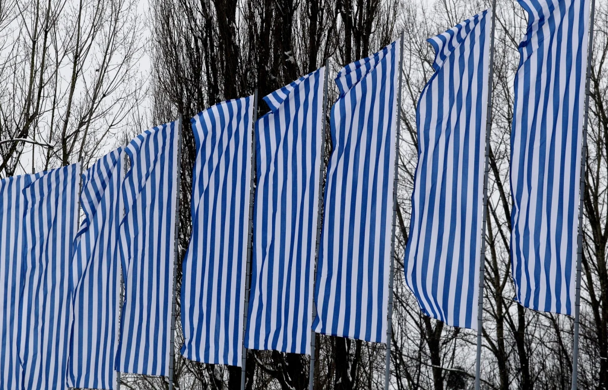 Podczas szkolnego przedstawienia w podstawówce w Łabuniach w województwie lubelskim dzieci odgrywały rolę więźniów Auschwitz i gestapo. Siedmiolatków przebrano w obozowe pasiaki, starsi uczniowie mieli opaski ze swastyką. Na końcu inscenizacji dzieci "zagazowano". Na widowni obecni byli m.in. wiceminister obrony narodowej Marek Łapiński, wicekurator oświaty Piotr Szczepanik, a także poseł PiS Tomasz Zieliński. "Nie widzę w tym żadnych kontrowersji. To była lekcja historii" - mówi poseł w rozmowie z Onetem.