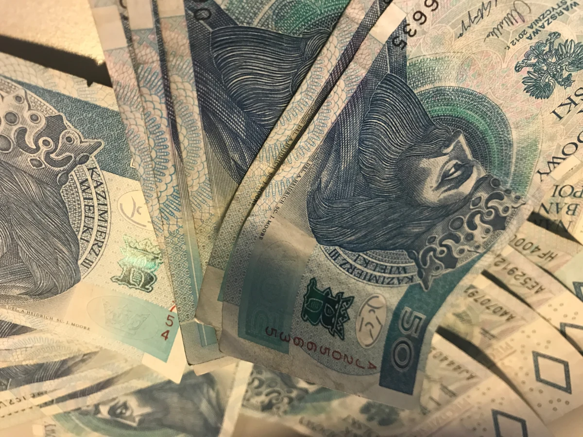 Zarzut oszustwa postawiono założycielowi fundacji Nie lękajcie się Markowi L. - pisze "Rzeczpospolita". Niedawny prezes Marek L. miał wyłudzić od podopiecznej fundacji 30 tys. zł.