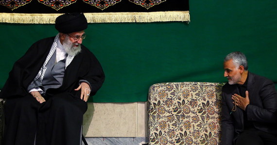 Duchowo-polityczny przywódca Iranu ajatollah Ali Chamenei ogłosił trzy dni żałoby narodowej po śmierci Kasema Sulejmaniego, dowódcy elitarnej jednostki Al Kuds. Zapowiedział też, że Stany Zjednoczone czeka surowa zemsta za zabicie generała.