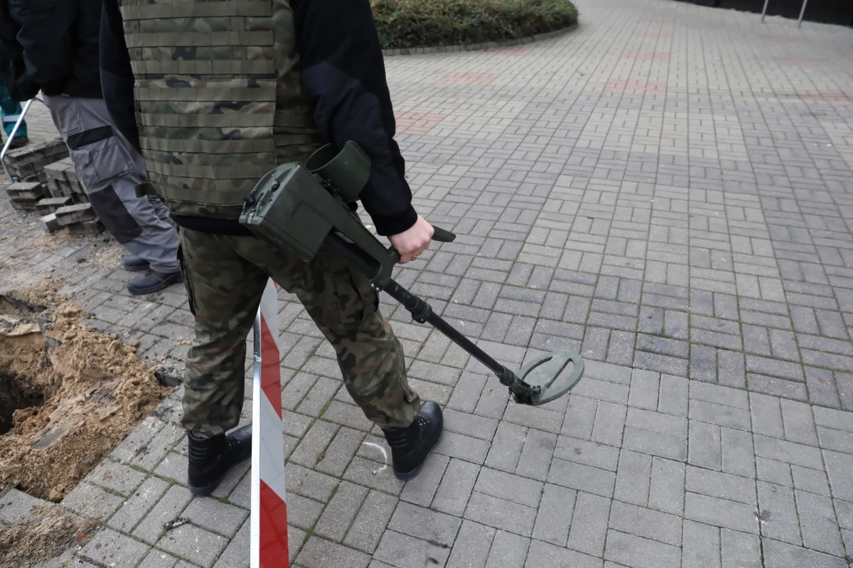 Czterech pijanych mężczyzn w wieku od 34 do 44 lat próbowało przewiercić pocisk artyleryjski z czasów II wojny światowej. Doszło do eksplozji. 

