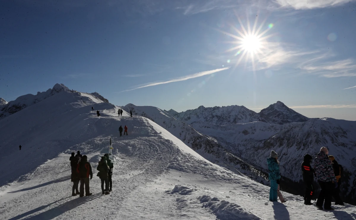 Kilkadziesiąt osób znów padło ofiarą oszustów, którzy oferowali "wirtualne kwatery" na sylwestra w Zakopanem. Nie pomagają apele od lat ponawiane przez policjantów. Znów wiele osób dało się nabrać na "okazyjne" oferty zamieszczane w internecie. Oszukani stracili w sumie tysiące złotych. 