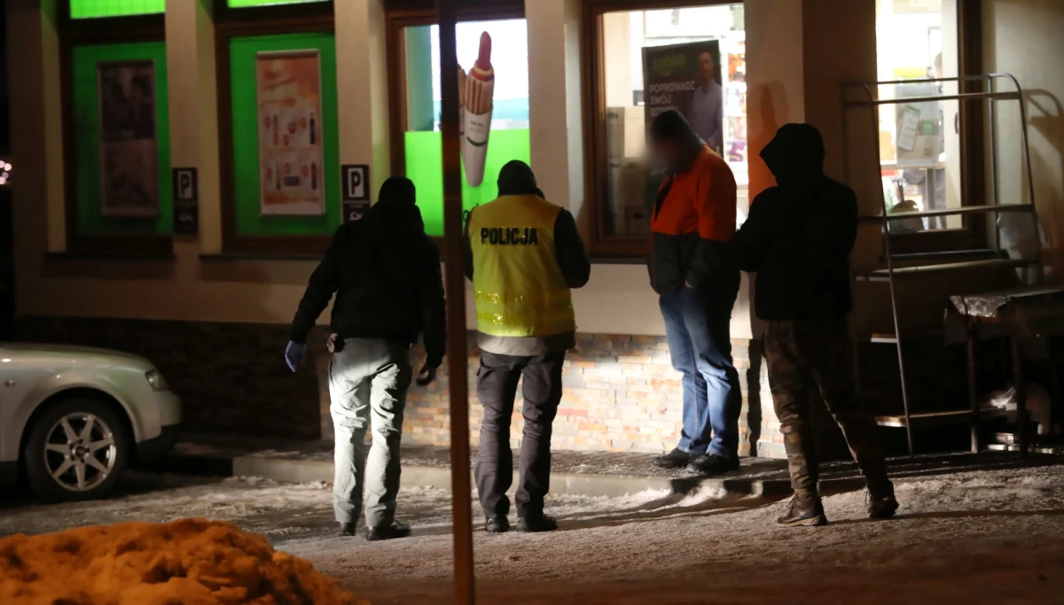 Sąd zastosował dozór policyjny i poręczenie majątkowe wobec 40-latka, który w sylwestrową noc w Zakopanem zaatakował nożem innego mężczyznę. Obrażenia były niegroźne, jednak napastnik usłyszał zarzut uszkodzenia ciała. 