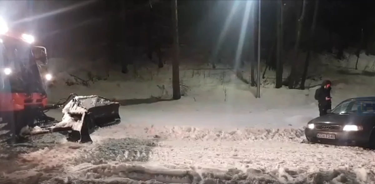 500 złotych mandatu dostał kierowca, który w czwartek wieczorem wjechał samochodem na trasy biegowe w okolicach zakopiańskich skoczni narciarskich. "Kierowca tłumaczył, że tak poprowadziła go nawigacja" - powiedział rzecznik zakopiańskiej policji Roman Wieczorek.