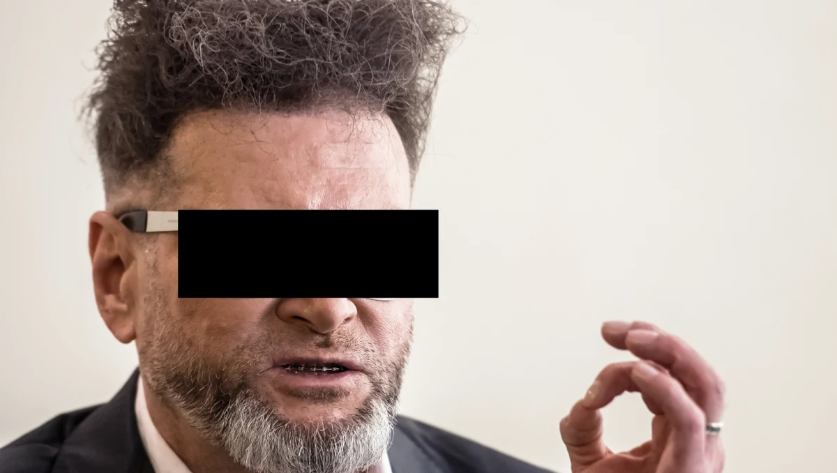 Zarzut fałszywego oskarżenia osoby - usłyszał Krzysztof R., były detektyw. Mężczyźnie grozi kara do dwóch lat więzienia. Dochodzenie w tej sprawie prowadzi Komenda Powiatowa Policji w Sieradzu.