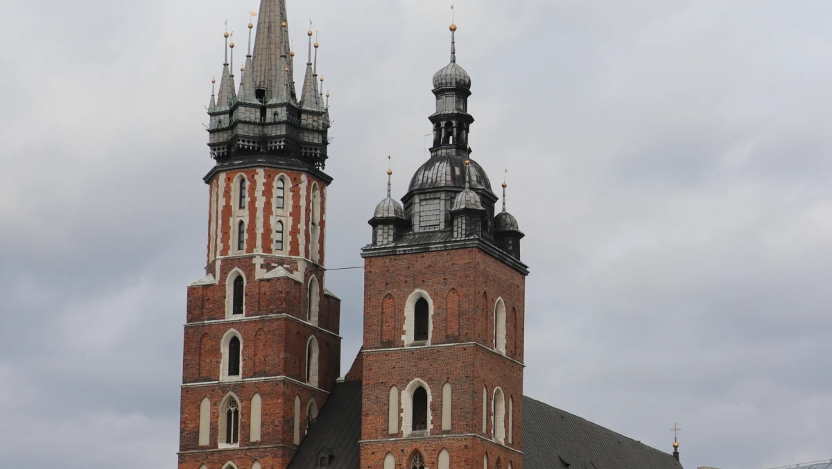 Zarzut naruszenia przepisów prawa lotniczego usłyszał 24-letni Ukrainiec, który stracił panowanie nad dronem i urządzenie spadło na dach Bazyliki Mariackiej w Krakowie. Nikomu nic się nie stało, a zabytek nie został uszkodzony.