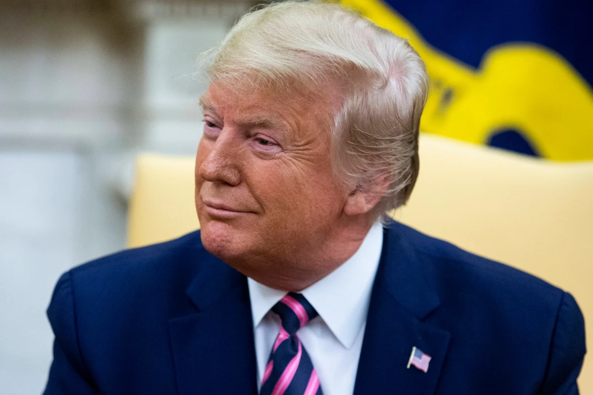 "Iran nigdy nie wygrał wojny, ale nigdy nie przegrał negocjacji" - ogłosił na Twitterze prezydent USA Donald Trump w pierwszej publicznej wypowiedzi po śmierci w amerykańskim ataku rakietowym Kasema Sulejmaniego, dowódcy elitarnych oddziałów Al-Kuds, stanowiących siły ekspedycyjne irańskich Strażników Rewolucji. Jeden z najbardziej wpływowych na Bliskim Wschodzie ludzi oraz jeden z dowódców irackiej milicji Abu Mahdi al-Muhandis zostali zabici w czwartek późnym wieczorem w Bagdadzie w ostrzale rakietowym sił USA. Według różnych źródeł, ataku dokonano z użyciem śmigłowców bojowych lub dronów.