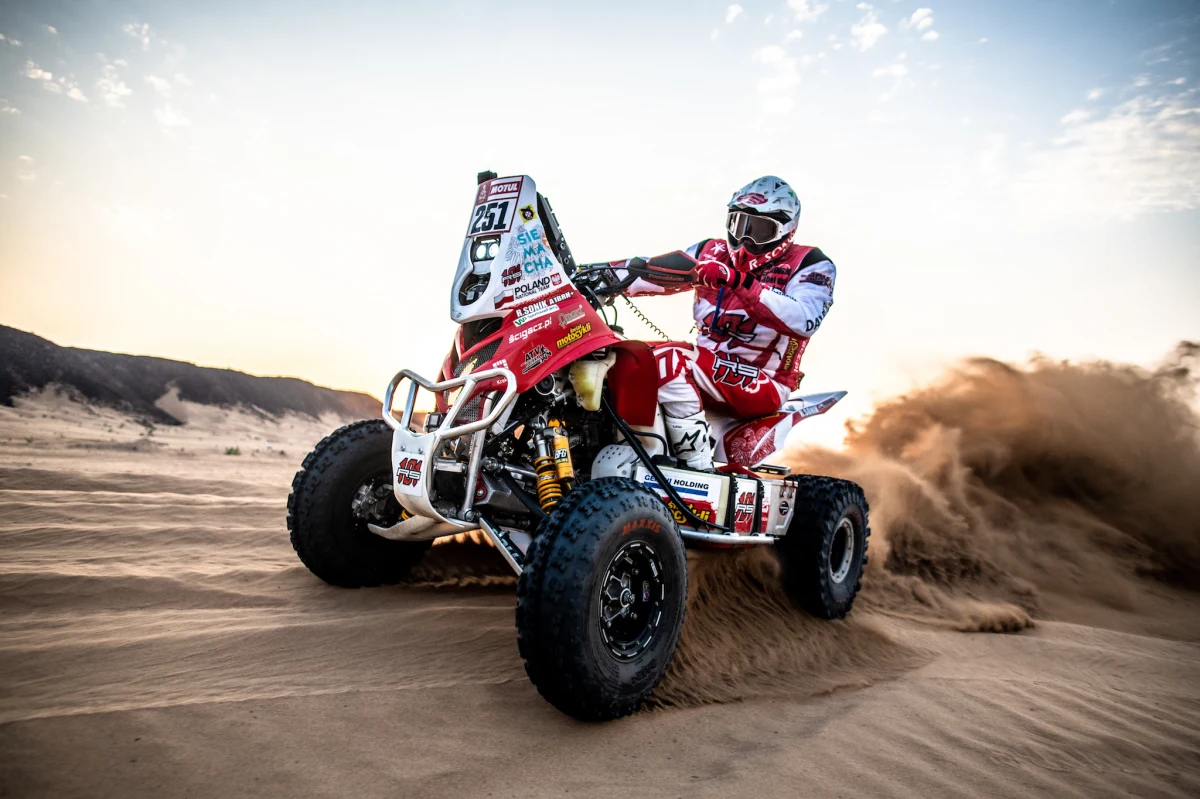 Rafał Sonik ma za sobą siedem ukończonych Dakarów i 45 rajdów Pucharu Świata, a jednak wciąż są rzeczy, które potrafią go zaskoczyć. "Piasek w Arabii Saudyjskiej jest miękki jak śnieżny puch. Miejscami jest twardo, a miejscami wpada się kołami po osie. Aż wyrywa kierownicę z rąk. To będzie trudna pustynia" - przyznał krakowianin po ostatnim treningu w okolicach Dżuddy.