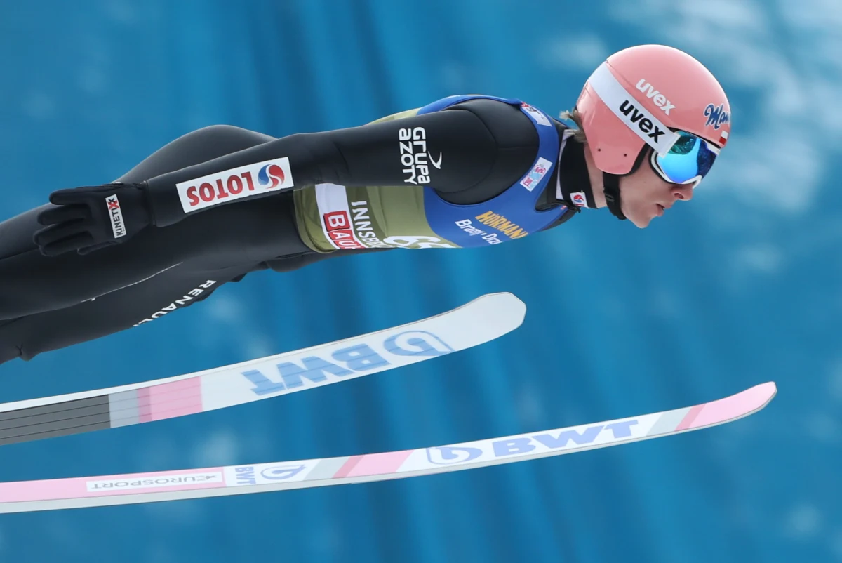 Dawid Kubacki zajął szóste miejsce w kwalifikacjach do trzeciego konkursu Turnieju Czterech Skoczni. W sumie w sobotnich zawodach w Innsbrucku zobaczymy pięciu polskich skoczków. Najlepszy wynik kwalifikacji miał Norweg Marius Lindvik.