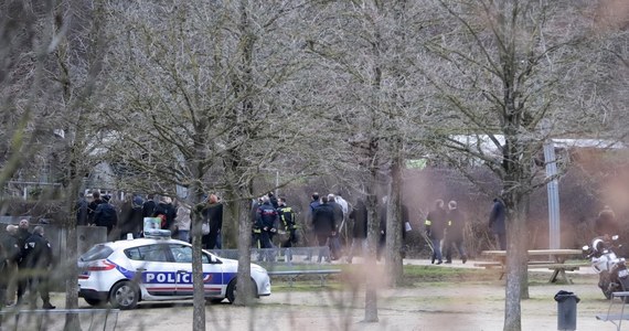 Francuska policja zastrzeliła mężczyznę, który zaatakował nożem kilka osób w parku i w jego pobliżu w miejscowości Villejuif na przedmieściach Paryża. Napastnik ranił co najmniej cztery osoby – jedna z nich zmarła na skutek odniesionych obrażeń.  