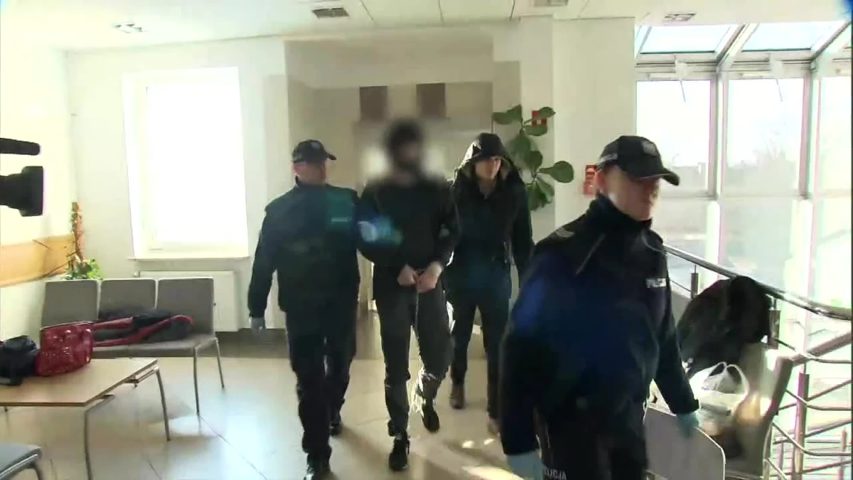 Zarzut zabójstwa matki usłyszał 17-latek z Garwolina w woj. mazowieckim. Nastolatek sam zawiadomił wczoraj policję o zabójstwie. Funkcjonariusze w domu znaleźli ciało kobiety z licznymi ranami kłutymi. Szymon został przesłuchany dopiero dziś, ponieważ wczoraj kontakt z nim był ograniczony. Lekarz skierował go do szpitala psychiatrycznego. Dziś 17-latek zeznał, że nie mieszkał z matką, był z nią skonfliktowany. Zabił ją w trakcie kłótni.  