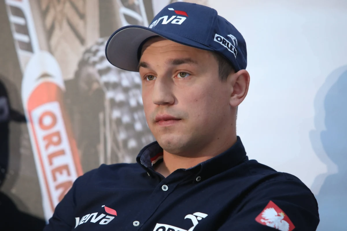 Adam Tomiczek to jeden z motocyklistów Orlen Teamu, który pojawi się na starcie tegorocznego Rajdu Dakar. W zeszłym roku uplasował się na 16. miejscu. Teraz również mierzy w czołową dwudziestkę. Nie będzie łatwo, bo jak sam mówi – w czołówce jest bardzo ciasno. Tomiczek jednak przez rok nie próżnował. Zmienił motocykl, a w przygotowaniach postawił na różnorodność. O tym i nie tylko rozmawiał z nim Paweł Pawłowski.
