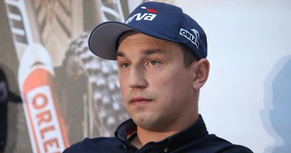 Adam Tomiczek to jeden z motocyklistów Orlen Teamu, który pojawi się na starcie tegorocznego Rajdu Dakar. W zeszłym roku uplasował się na 16. miejscu. Teraz również mierzy w czołową dwudziestkę. Nie będzie łatwo, bo jak sam mówi – w czołówce jest bardzo ciasno. Tomiczek jednak przez rok nie próżnował. Zmienił motocykl, a w przygotowaniach postawił na różnorodność. O tym i nie tylko rozmawiał z nim Paweł Pawłowski.