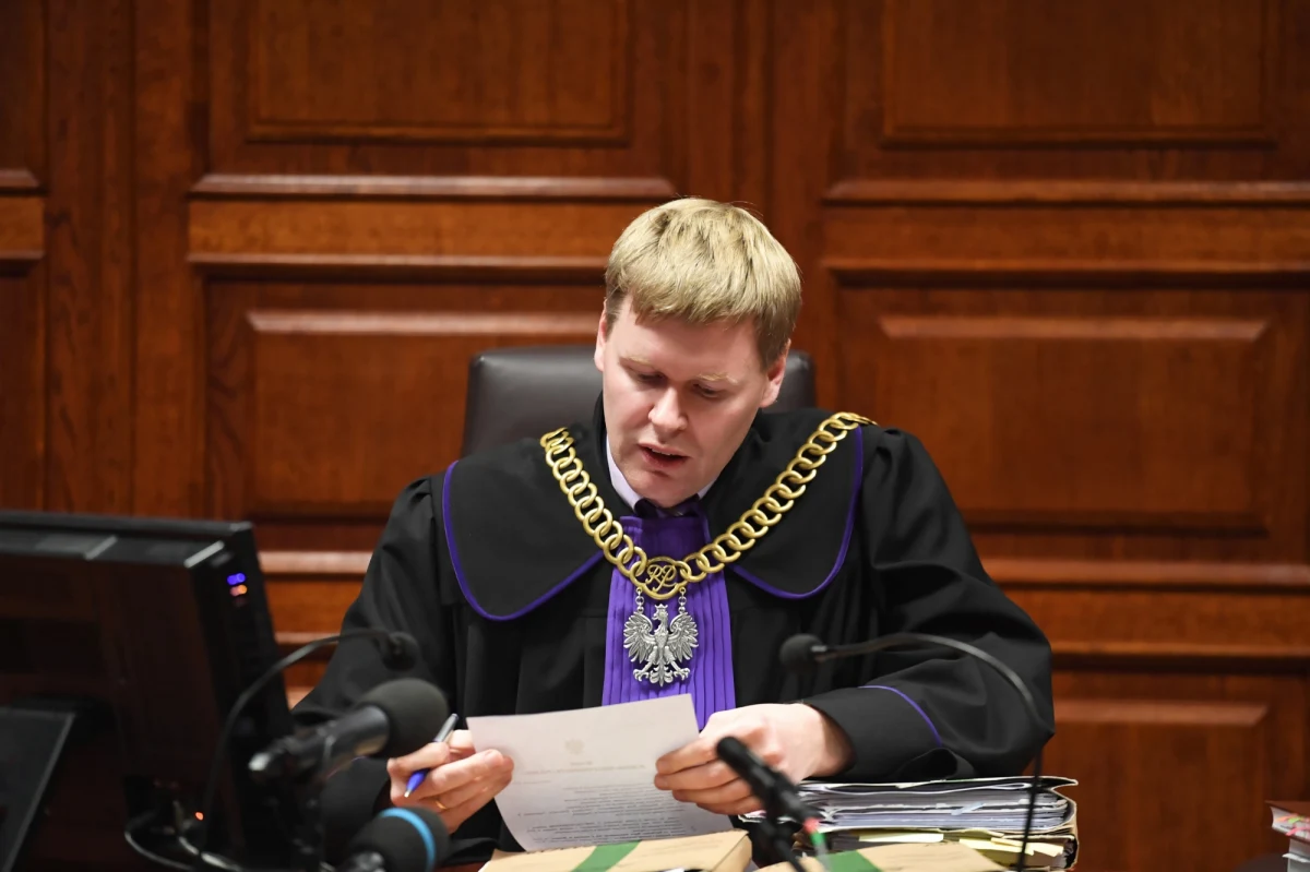 Sąd Okręgowy w Warszawie uznał za nieważną umowę frankowego kredytu hipotecznego państwa Dziubaków. Chodzi o najbardziej znaną "frankową sprawę", w której 3 października głośny wyrok wydawał Trybunał Sprawiedliwości Unii Europejskiej. Orzeczenie wydane przez warszawski sąd może okazać się przełomowe dla wielu ludzi zadłużonych w szwajcarskiej walucie.