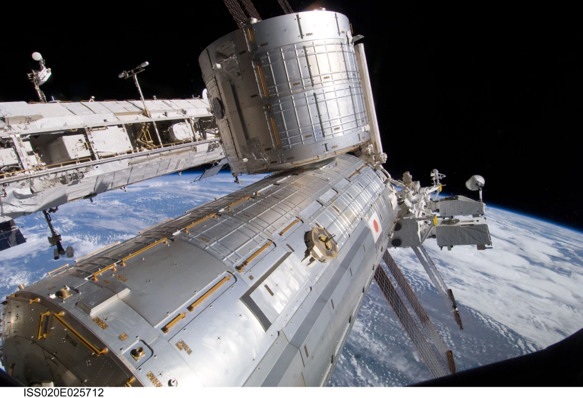 W żyle szyjnej członka załogi Międzynarodowej Stacji Kosmicznej pojawił się skrzep. Kierowana z Ziemi terapia pozwoliła jednak zażegnać zagrożenie dla zdrowia z tym związane. O spektakularnym sukcesie telemedycyny poinformowała NASA.