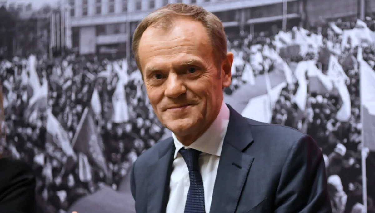 Władimirowi Putinowi w dłuższej perspektywie chodzi o dezintegrację Unii Europejskiej i NATO - mówi w wywiadzie dla sobotniej "Gazety Wyborczej" były premier i były szef Rady Europejskiej Donald Tusk.