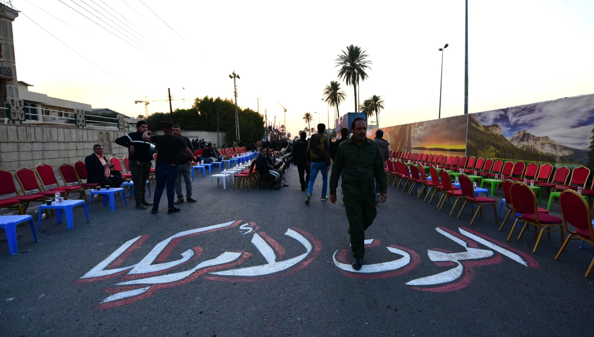 Tysiące Irakijczyków zgromadziły się w centrum Bagdadu, by wziąć udział w procesji żałobnej ku czci irańskiego generała Kasema Sulejmaniego i jego adiutanta. Wznoszone są okrzyki "Śmierć Ameryce!". Ludzie niosą flagi Iraku i sztandary Ludowych Sił Mobilizacyjnych.