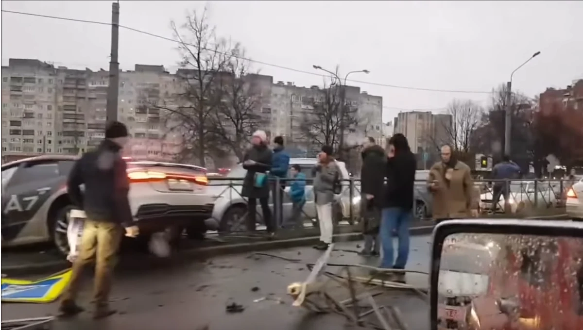 Hitem rosyjskiego internetu stało się wideo nagrane przez kierowców na północy Sankt Petersburga. Młoda kobieta kierująca audi A7 podczas jazdy testowej staranowała jedenaście aut. 