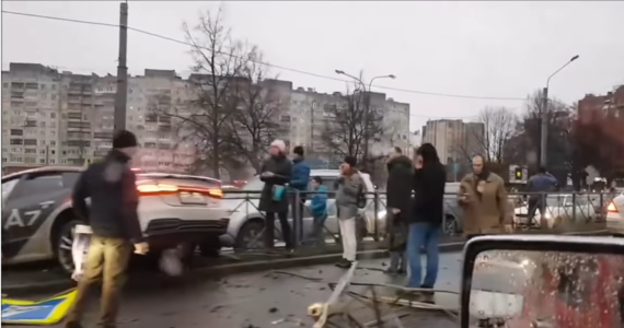 Hitem rosyjskiego internetu stało się wideo nagrane przez kierowców na północy Sankt Petersburga. Młoda kobieta kierująca audi A7 podczas jazdy testowej staranowała jedenaście aut. 