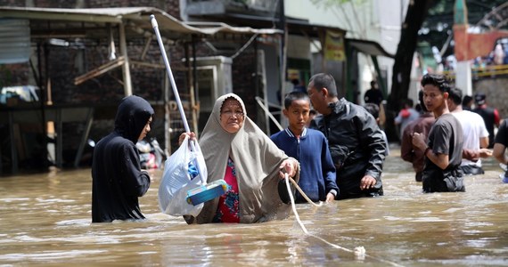 Najnowszy bilans ofiar śmiertelnych powodzi, jaka nawiedziła Indonezję w pierwszy dzień 2020 roku, wynosi 53 osoby. Jedna jest uważana za zaginioną - poinformował rzecznik agencji ds. walki ze skutkami klęsk żywiołowych i katastrof Agus Wibowo. 