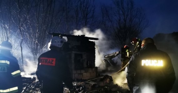 80-letni mężczyzna zginął w pożarze domu w Rożniatowie na Podkarpaciu. Ogień pojawił się w sobotę nad ranem. 