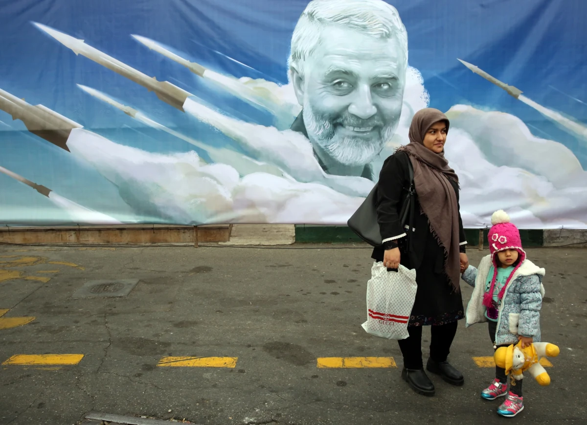 PLL LOT poinformowały, że wszystkie rejsy, które miały zaplanowany przelot przez przestrzeń powietrzną Iranu, polecą zmienionymi trasami. Zmiany dotyczą lotów z Warszawy do Indii, Singapuru, Bangkoku i na Sri Lankę. Decyzja w tej sprawie zapadła w nocy i ma związek z bezpieczeństwem.