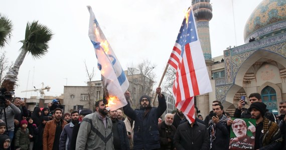 NATO zawiesiło operacje szkoleniowe w Iraku - poinformował rzecznik organizacji Dylan White. To bezpośrednia konsekwencja likwidacji przez lotnictwo USA w Bagdadzie irańskiego generała Kasema Sulejmaniego, dowódcy elitarnych sił Al-Kuds.
